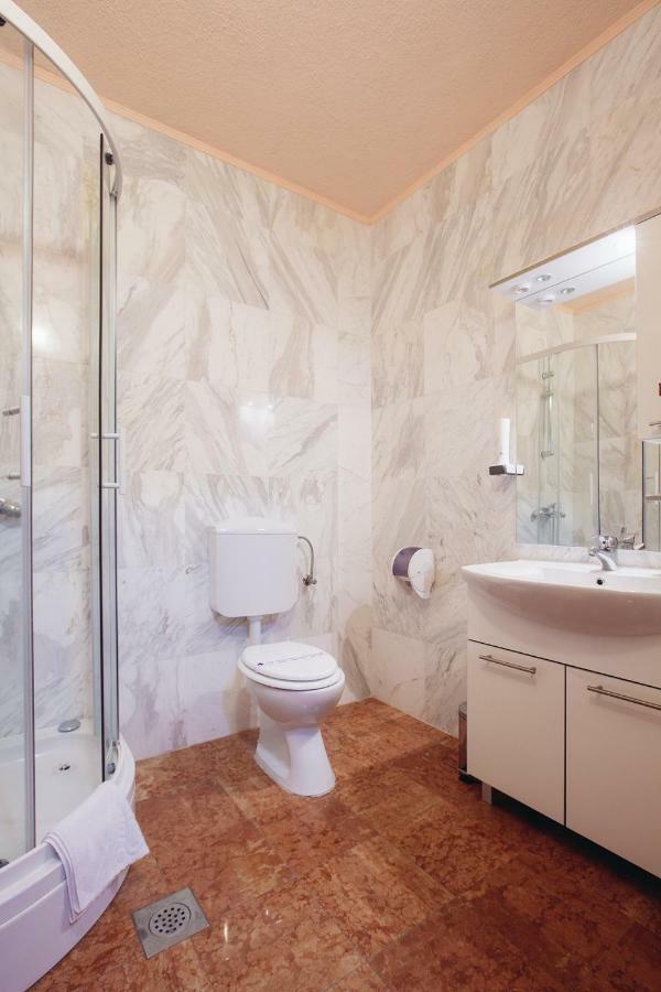 Apartmani I Sobe Dinko Starigrad Paklenica Extérieur photo